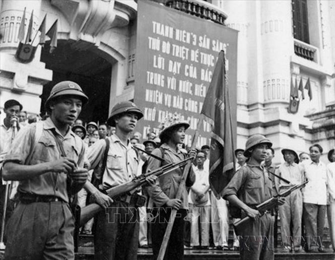 Lễ xuất phát của đoàn thanh niên xung phong Hà Nội lên đường chống Mỹ cứu nước tổ chức ở Nhà hát Lớn, Hà Nội, ngày 11/7/1969. Ảnh: Tư liệu TTXVN