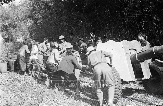 Nhân dân Tây Nguyên cùng bộ đội kéo pháo để đánh chiếm các đỉnh cao ở Pleiku trong cuộc Tổng tiến công và nổi dậy mùa xuân 1975. Ảnh: TTXVN