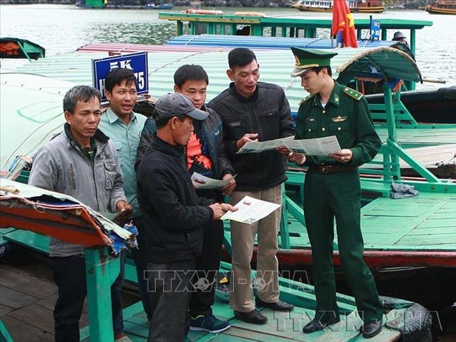 Bộ đội biên phòng Cát Bà (Hải Phòng) phổ biến chính sách cho người dân tham gia mô hình tổ tàu thuyền đoàn kết trên vịnh Cái Bèo. Ảnh: Lâm Khánh - TTXVN