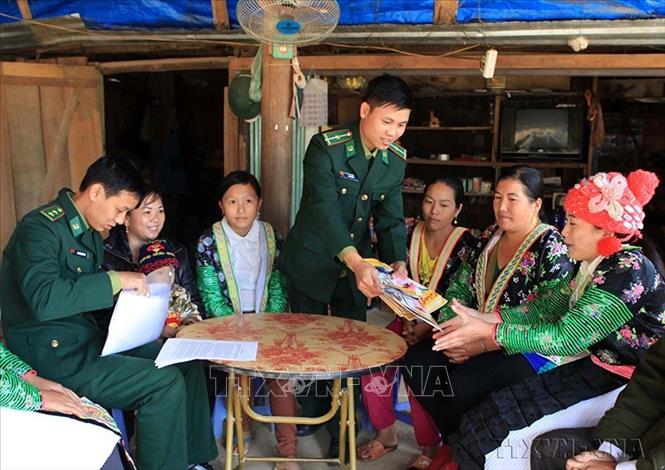 Cán bộ, chiến sỹ Đồn Biên phòng cửa khẩu Quốc tế Tây Trang (Điện Biên) tuyên truyền chủ trương, chính sách cho nhân dân xã Na Ư - địa bàn phức tạp về tệ nạn ma túy. Ảnh: Trần Việt - TTXVN