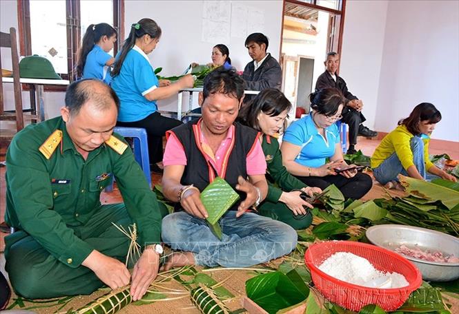 Cán bộ, chiến sỹ Trung đoàn Kinh tế - Quốc phòng 710, Binh đoàn 15, Bộ Quốc phòng đã tổ chức chương trình “Xuân đoàn kết – Tết yêu thương” cho bà con nghèo tại 2 xã biên giới Ia Piơr và Ia Mơ, huyện Chư Prông, tỉnh Gia Lai. Ảnh: Hồng Điệp - TTXVN