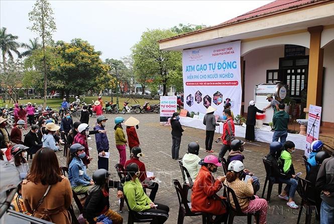 Nhằm chung tay giúp đỡ những hoàn cảnh khó khăn do ảnh hưởng đại dịch COVID-19, sáng 27/4/2020, Ủy ban MTTQ Việt Nam thành phố Đông Hà (Quảng Trị) tổ chức chương trình hỗ trợ gạo miễn phí cho những hộ gia đình nghèo qua cây ATM gạo tự động. Ảnh: Hồ Cầu - TTXVN