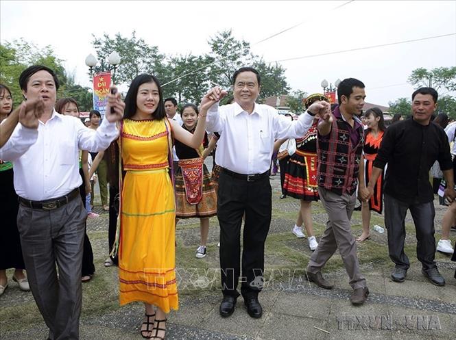 Chủ tịch UBTW MTTQ Việt Nam Trần Thanh Mẫn dự các hoạt động trong Tuần Đại đoàn kết - Di sản văn hoá Việt Nam năm 2017 và Ngày hội Đại đoàn kết toàn dân tộc, tại Làng Văn hoá - Du lịch các dân tộc Việt Nam, Đồng Mô, Hà Nội (18/11/2017). Ảnh: Nguyễn Dân - TTXVN