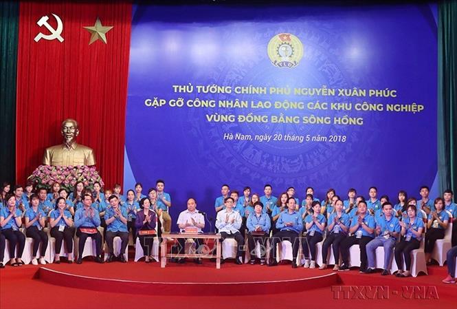 Thủ tướng Nguyễn Xuân Phúc và Trưởng Ban Dân vận Trung ương Trương Thị Mai gặp gỡ công nhân lao động các khu công nghiệp vùng Đồng bằng sông Hồng (20/5/2018). Ảnh: Thống Nhất  – TTXVN