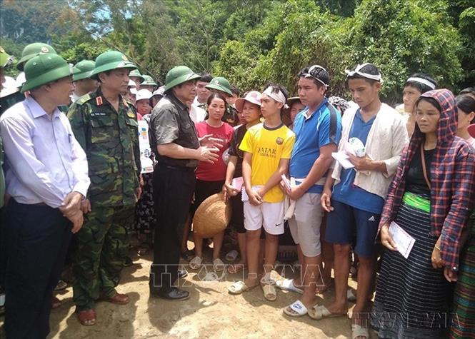 Trưởng ban Tổ chức Trung ương Phạm Minh Chính đến thăm hỏi, động viên, tặng quà nhân dân vùng bị lũ lụt và kiểm tra công tác khắc phục hậu quả thiên tai trên địa bàn bản Sa Ná, xã Na Mèo, huyện Quan Sơn, tỉnh Thanh Hóa (8/8/2019). Ảnh: Nguyễn Nam - TTXVN