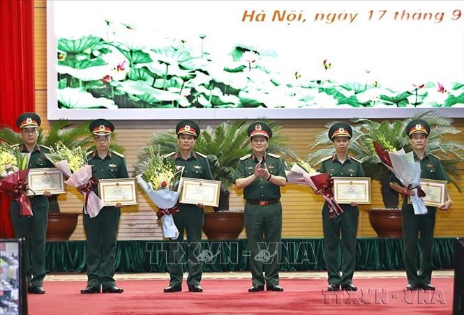 Bộ trưởng Quốc phòng Ngô Xuân Lịch trao tặng Bằng khen cho các điển hình tiên tiến trong phong trào thi đua 