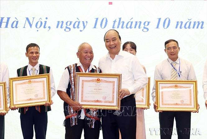 Thủ tướng Nguyễn Xuân Phúc trao tặng Bằng khen cho các cá nhân tại buổi gặp mặt điển hình “Dân vận khéo” toàn quốc (15/10/2020). Ảnh: Thống Nhất - TTXVN