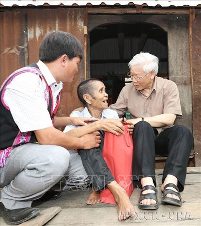 Tổng Bí thư Nguyễn Phú Trọng thăm, tặng quà gia đình thương binh Đinh Phi, là hộ gia đình chính sách có hoàn cảnh đặc biệt khó khăn ở làng Tung Ke 2, xã Ayun, huyện Chư Sê, tỉnh Gia Lai (12/4/2017). Ảnh: Trí Dũng – TTXVN