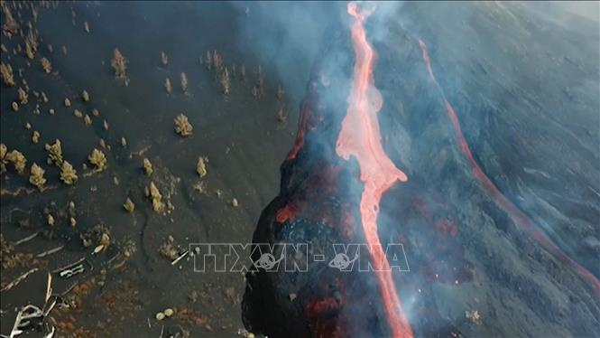 Trong ảnh: Núi lửa Cumbre Vieja trên đảo La Palma, Tây Ban Nha phun dung nham ngày 11/10/2021. Ảnh: AFP/TTXVN
