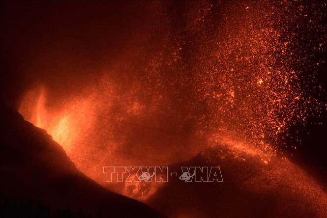 Trong ảnh: Núi lửa Cumbre Vieja trên đảo La Palma, Tây Ban Nha phun dung nham ngày 11/10/2021. Ảnh: AFP/TTXVN