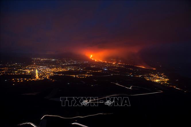 Trong ảnh: Núi lửa Cumbre Vieja trên đảo La Palma, Tây Ban Nha phun dung nham ngày 10/10/2021. Ảnh: AFP/TTXVN