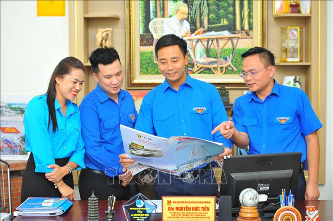 Trong ảnh: Đồng chí Nguyễn Đức Tiến cùng các đoàn viên, thanh niên Hà Nội. Ảnh: Minh Đức - TTXVN