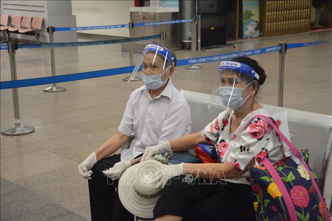 Hành khách đợi làm thủ tục tại Cảng Hàng không quốc tế Đà Nẵng. Ảnh: Văn Dũng - TTXVN