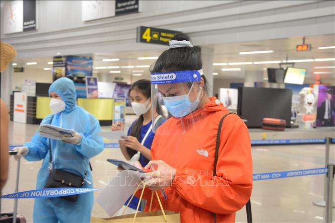 Hành khách làm thủ tục tại Cảng Hàng không quốc tế Đà Nẵng. Ảnh: Văn Dũng - TTXVN