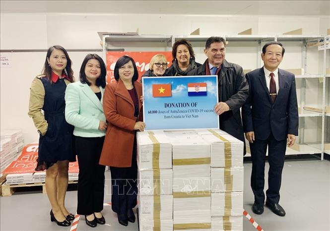 Đại sứ Croatia tại Hungary Mladen Andrlić (thứ hai, phải sang) bàn giao 60.000 liều vaccine AstraZeneca ngừa COVID-19 của Chính phủ Croatia tặng Việt Nam. Ảnh: TTXVN phát