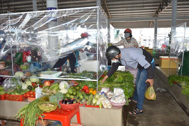 Trong ảnh: Chợ Mỹ Phú (phường Mỹ Phú, thành phố Cao Lãnh, tỉnh Đồng Tháp) hoạt động và duy trì thực hiện những biện pháp phòng, chống dịch COVID-19. Ảnh: Nhựt An - TTXVN