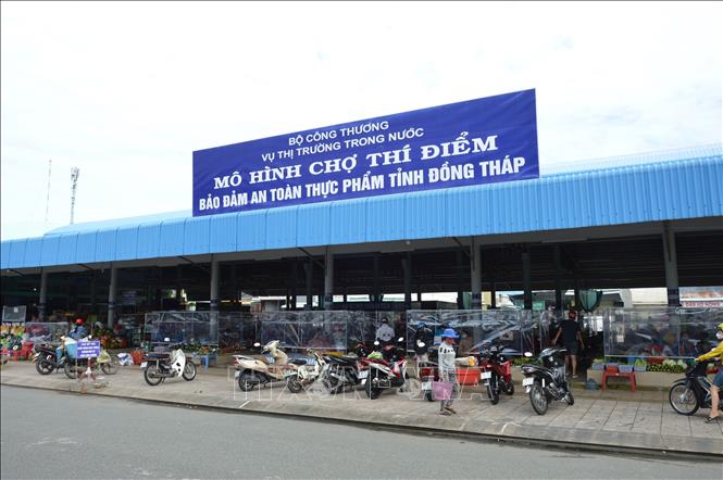 Trong ảnh: Chợ Mỹ Phú (phường Mỹ Phú, thành phố Cao Lãnh, tỉnh Đồng Tháp) hoạt động và duy trì thực hiện những biện pháp phòng, chống dịch COVID-19. Ảnh: Nhựt An - TTXVN