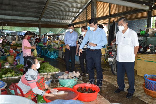 Trong ảnh: Lãnh đạo tỉnh Đồng Tháp nhắc nhở tiểu thương thực hiện nghiêm Thông điệp 5K. Ảnh: Nhựt An - TTXVN