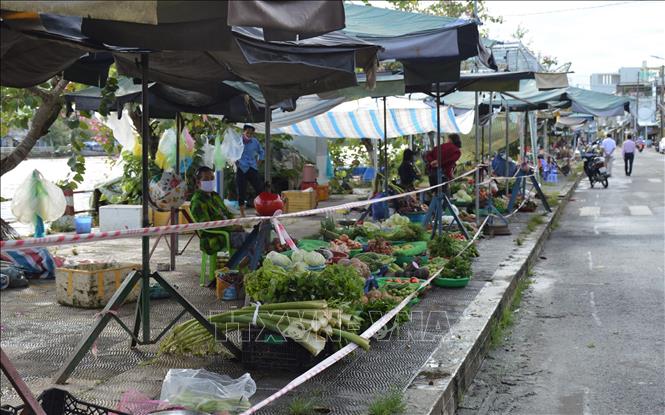 Trong ảnh: Các quầy hàng tại chợ tạm Sa Giang (phường 1, thành phố Sa Đéc, tỉnh Đồng Tháp) đảm bảo khoảng cách để phòng, chống dịch. Ảnh: Nhựt An - TTXVN