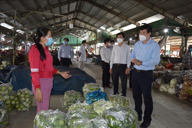 Trong ảnh: Chủ tịch Ủy ban nhân dân tỉnh Đồng Tháp Phạm Thiện Nghĩa hỏi thăm tình hình buôn bán của tiểu thương Chợ Sa Đéc. Ảnh: Nhựt An - TTXVN