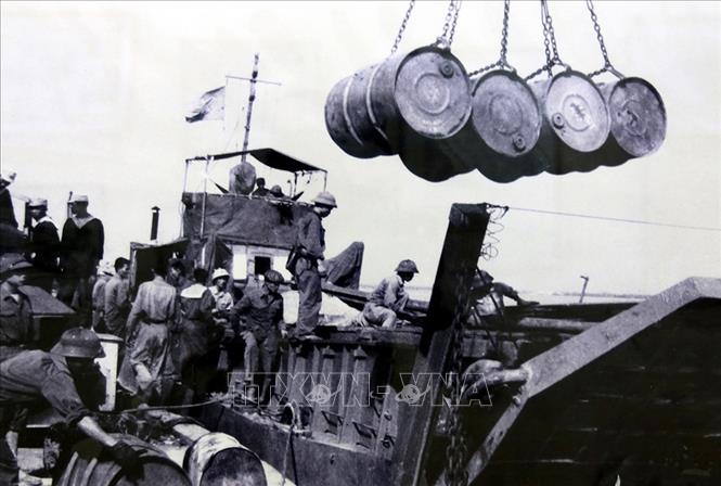 Từ tháng 11/1968 đến tháng 2/1969, thực hiện “Chiến dịch Vận chuyển VT5”, vượt qua hàng rào phong tỏa dày đặc thủy lôi và bom từ trường của Mỹ, Đoàn 125 đã huy động hàng trăm lượt tàu, vận chuyển hàng chục nghìn tấn hàng, chi viện cho chiến trường, đặc biệt là chiến trường Thừa Thiên - Huế và Mặt trận Khu 5. Ảnh: Tư liệu/TTXVN phát