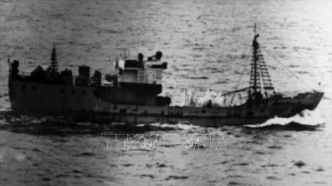 Giai đoạn 1965 - 1972, cán bộ, chiến sĩ Đoàn 125 phải đối mặt với những thử thách gay go, ác liệt. Nhiều con tàu ra đi không trở lại, nhiều đồng chí, đồng đội đã vĩnh viễn yên nghỉ nơi biển cả mênh mông. Ảnh: Tư liệu/TTXVN phát