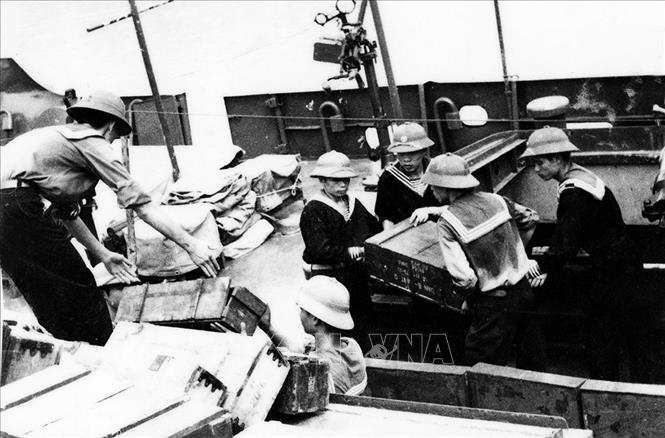 Sau những chuyến ban đầu đi vào Cà Mau bằng tàu vỏ gỗ thành công, Quân ủy Trung ương chủ trương nhanh chóng đầu tư, trang bị cho Đoàn 759 loại tàu vỏ sắt trọng tải từ 50 tấn đến 100 tấn. Ảnh: Tư liệu/TTXVN phát