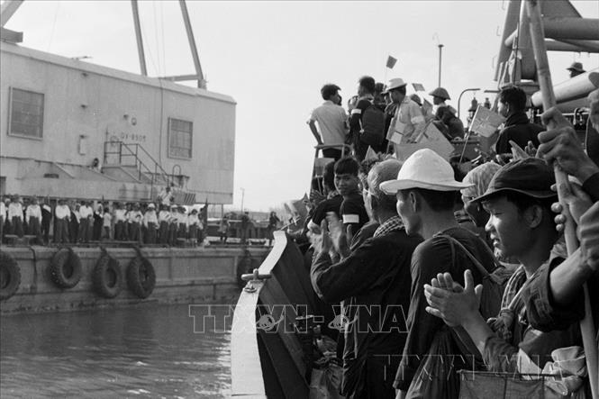 Tàu hải quân Việt Nam đưa các chiến sỹ cách mạng từ Côn Đảo trở về đất liền ngay sau ngày giải phóng miền Nam, thống nhất đất nước (4/1975) trong sự chào đón hân hoan của nhân dân thành phố Vũng Tàu. Ảnh: Đinh Quang Khanh – TTXVN