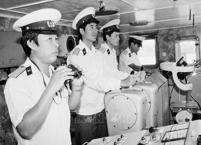 Cuối năm 1987 đầu năm 1988, cán bộ, chiến sĩ trên các tàu vận tải hải quân đã vượt qua mọi hiểm nguy, sóng gió; khảo sát, thăm dò, vận tải và chốt giữ đảo, cùng các lực lượng trong Quân chủng tăng cường sức mạnh phòng thủ trên các đảo chìm và đảo nổi của quần đảo Trường Sa. Trong ảnh: Kíp chỉ huy tàu Trường Sa 02 vừa hoàn thành xuất sắc nhiệm vụ bảo vệ khu đảo đá ngầm thuộc khu dầu khí DKI Vũng Tàu. Ảnh: Tứ Hải- TTXVN