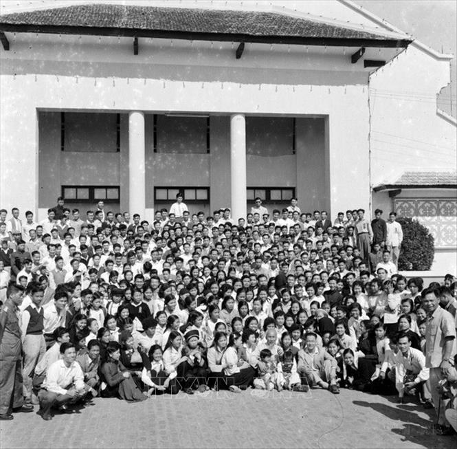 Trong ảnh: Chủ tịch Hồ Chí Minh chụp ảnh lưu niệm với các đại biểu dự Đại hội toàn quốc Hội Liên hiệp Thanh niên Việt Nam lần thứ hai, họp tại Hà Nội từ ngày 18-20/1/1961. Ảnh: Tư liệu TTXVN