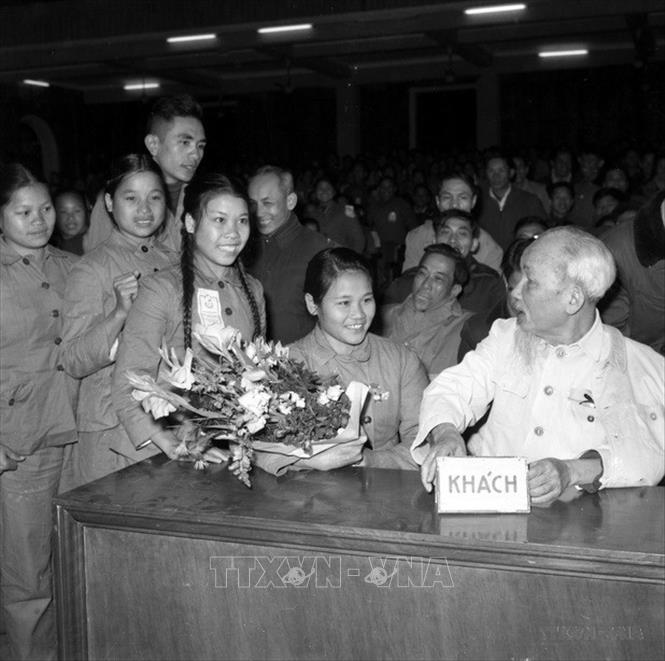 Trong ảnh: Chủ tịch Hồ Chí Minh nói chuyện thân mật cùng các đại biểu dự Đại hội thi đua Thanh niên xung phong chống Mỹ cứu nước toàn miền Bắc (Tháng 1/1967). Ảnh: Tư liệu TTXVN