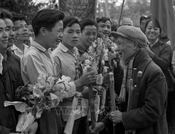 Trong ảnh: Trao gậy Trường Sơn cho lớp trẻ lên đường đánh giặc Mỹ. Ảnh: Văn Bảo -TTXVN