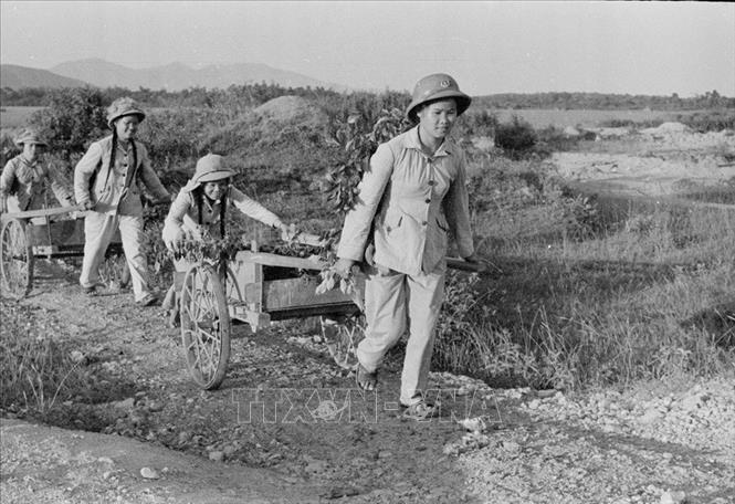 Trong ảnh: Đội thanh niên xung phong chống Mỹ cứu nước 552 (Hà Tĩnh) vừa chiến đấu dũng cảm, vừa đảm bảo giao thông thông suốt liên tục trên tuyến đường mình phụ trách. Ảnh: Văn Sắc - TTXVN