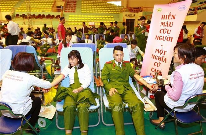 Trong ảnh: Đoàn thanh niên Công an nhân dân tham gia hiến máu tình nguyện. Ảnh: Doãn Tấn - TTXVN