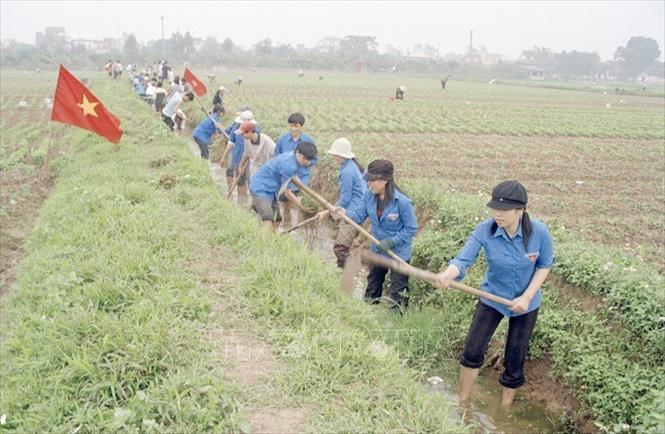 Trong ảnh: Đoàn viên thanh niên xã Đa Tốn, huyện Gia Lâm (Hà Nội) tham gia lao động tình nguyện nạo vét kênh mương nội đồng phục vụ sản xuất nông nghiệp. Ảnh: Đình Trân - TTXVN