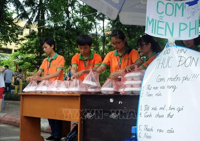 Trong ảnh: Phục vụ cơm hộp miễn phí cho thí sinh và người nhà trong chương trình 