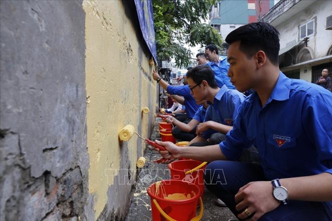 Trong ảnh: Đoàn viên, thanh niên tham gia làm sạch khu vực bãi tập kết rác ở phường Phúc Tân, quận Tây Hồ (Hà Nội) để khởi công công trình “Vườn hoa thanh niên” (14/12/2016). Ảnh: Phạm Kiên - TTXVN