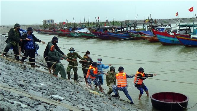 Trong ảnh: Các lực lượng cố định tàu thuyền của ngư dân tại cảng cá Xuân Hội. Ảnh: TTXVN