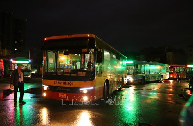 Trong ảnh: Các xe của Xí nghiệp Xe buýt Hà Nội chuẩn bị xuất bến lúc 5h10’ ngày 14/10. Ảnh: Hoàng Hiếu - TTXVN 