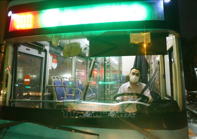 Trong ảnh: Lái xe Ngô Kim Tuyến (tuyến 100 Đặng Xá - Long Biên) vui mừng khi tuyến xe được hoạt động trở lại. Ảnh: Hoàng Hiếu - TTXVN 