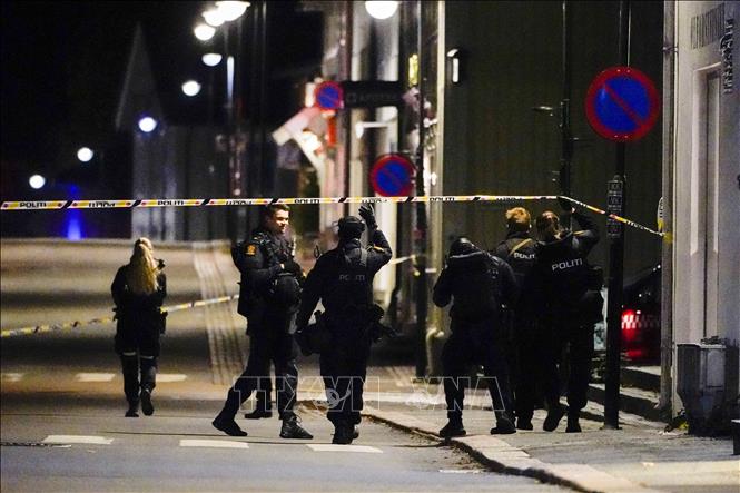 Trong ảnh: Cảnh sát  Na Uy phong tỏa hiện trường vụ tấn công ở Kongsberg để phục vụ công tác điều tra, tối 13/10/2021. Ảnh: AFP/TTXVN