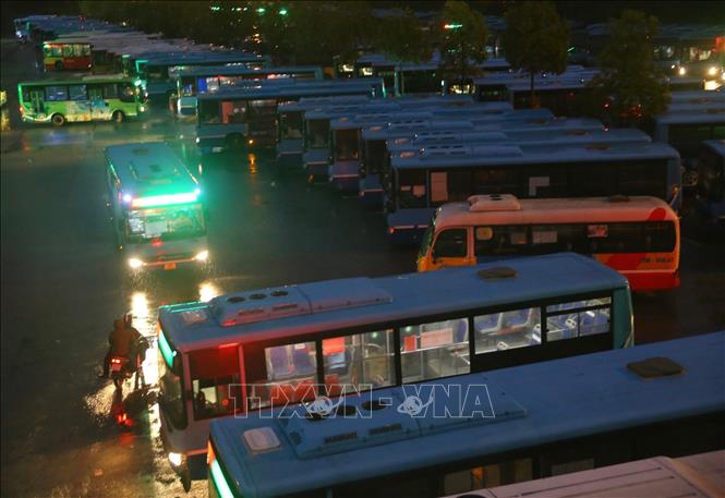 Trong ảnh: Khu đậu xe của Xí nghiệp Xe buýt Hà Nội tại 29 Lạc Trung sáng 14/10. Ảnh: Hoàng Hiếu - TTXVN 