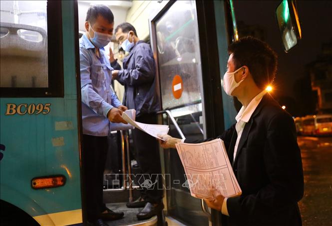 Trong ảnh: Xí nghiệp Xe buýt Hà Nội (Tổng Công ty Vận tải Hà Nội) cho vận hành 50% công suất số xe, chia làm 13 tuyến và nhánh tuyến. Ảnh: Hoàng Hiếu - TTXVN 
