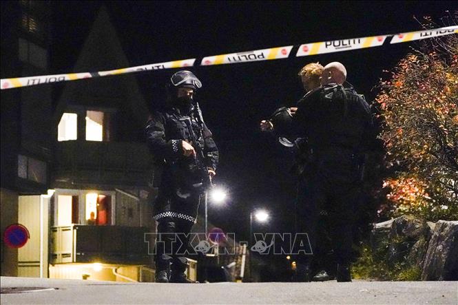 Trong ảnh: Cảnh sát  Na Uy phong tỏa hiện trường vụ tấn công ở Kongsberg để phục vụ công tác điều tra, tối 13/10/2021. Ảnh: AFP/TTXVN