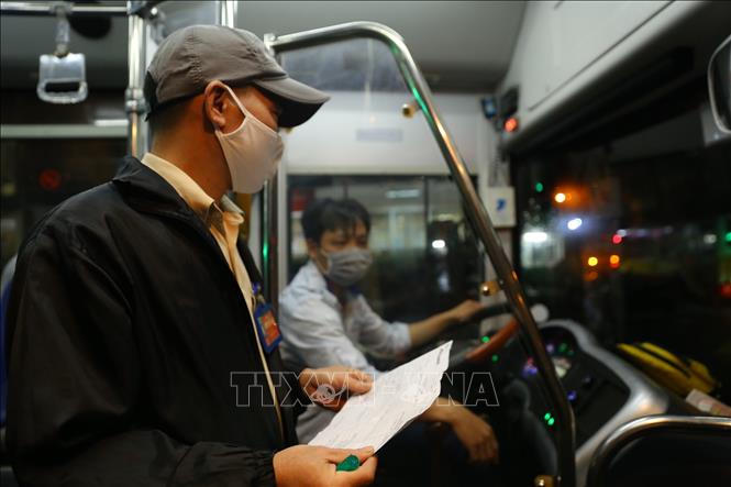 Trong ảnh: Kiểm tra thông tin lái xe của Xí nghiệp Xe buýt Hà Nội trước khi xuất bến. Ảnh: Hoàng Hiếu - TTXVN 