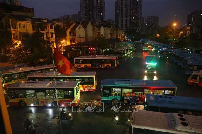 Trong ảnh: Xí nghiệp Xe buýt Hà Nội (Tổng Công ty Vận tải Hà Nội) cho vận hành 50% công suất số xe, chia làm 13 tuyến và nhánh tuyến. Ảnh: Hoàng Hiếu - TTXVN 