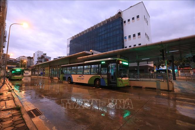 Trong ảnh: Lái xe Hoàng Quốc Bảo tuyến xe buýt BRT 01 Kim Mã - Yên Nghĩa xuất phát từ bến Kim Mã. Ảnh: Tuấn Anh - TTXVN