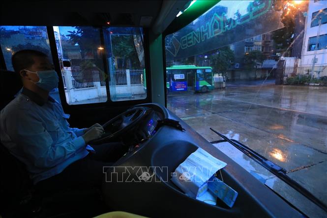 Trong ảnh: Lái xe tuyến xe buýt 107 Vũ Như Thắng chuẩn bị rời bến Kim Mã. Ảnh: Tuấn Anh - TTXVN