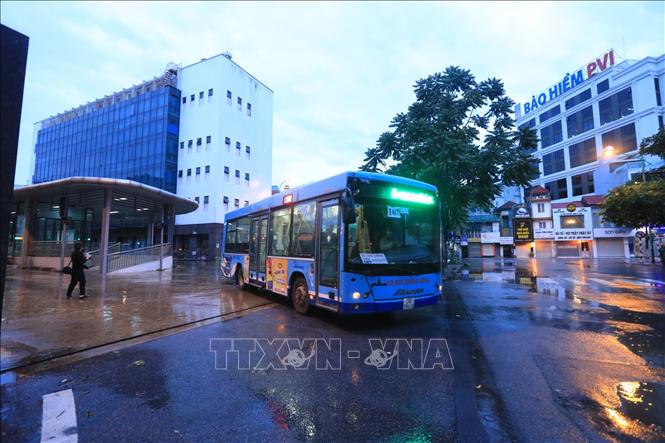 Trong ảnh: Tuyến xe buýt 107 Kim Mã - Làng Văn hóa du lịch rời bến Kim Mã. Ảnh: Tuấn Anh - TTXVN