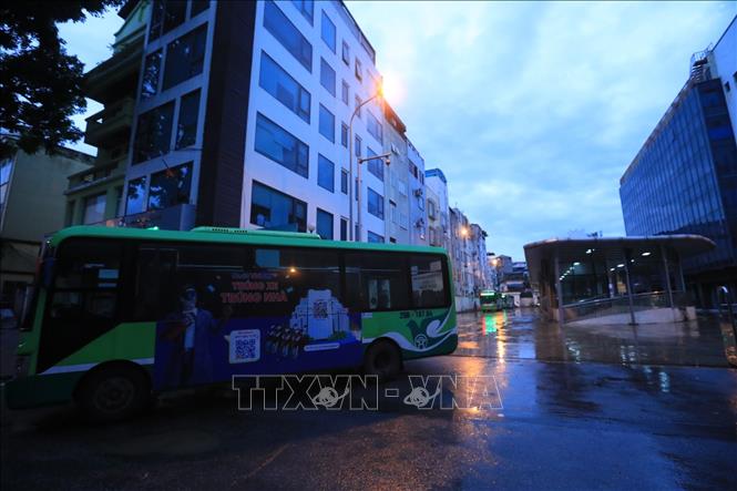 Tromg ảnh: Các xe buýt BRT 01 Kim Mã - Yên Nghĩa xuất bến Kim Mã. Ảnh: Tuấn Anh - TTXVN